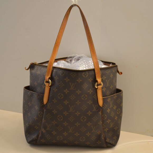 Authentic Louis Vuitton Totally MM Shoulder Bag w/Authenticity Certificate (GUC) - Picture 2 of 12
